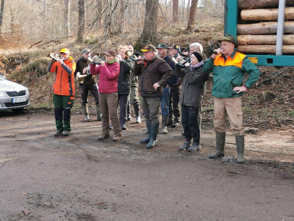 Jagdhornbläser begrüßen Gäste bei Veranstaltung