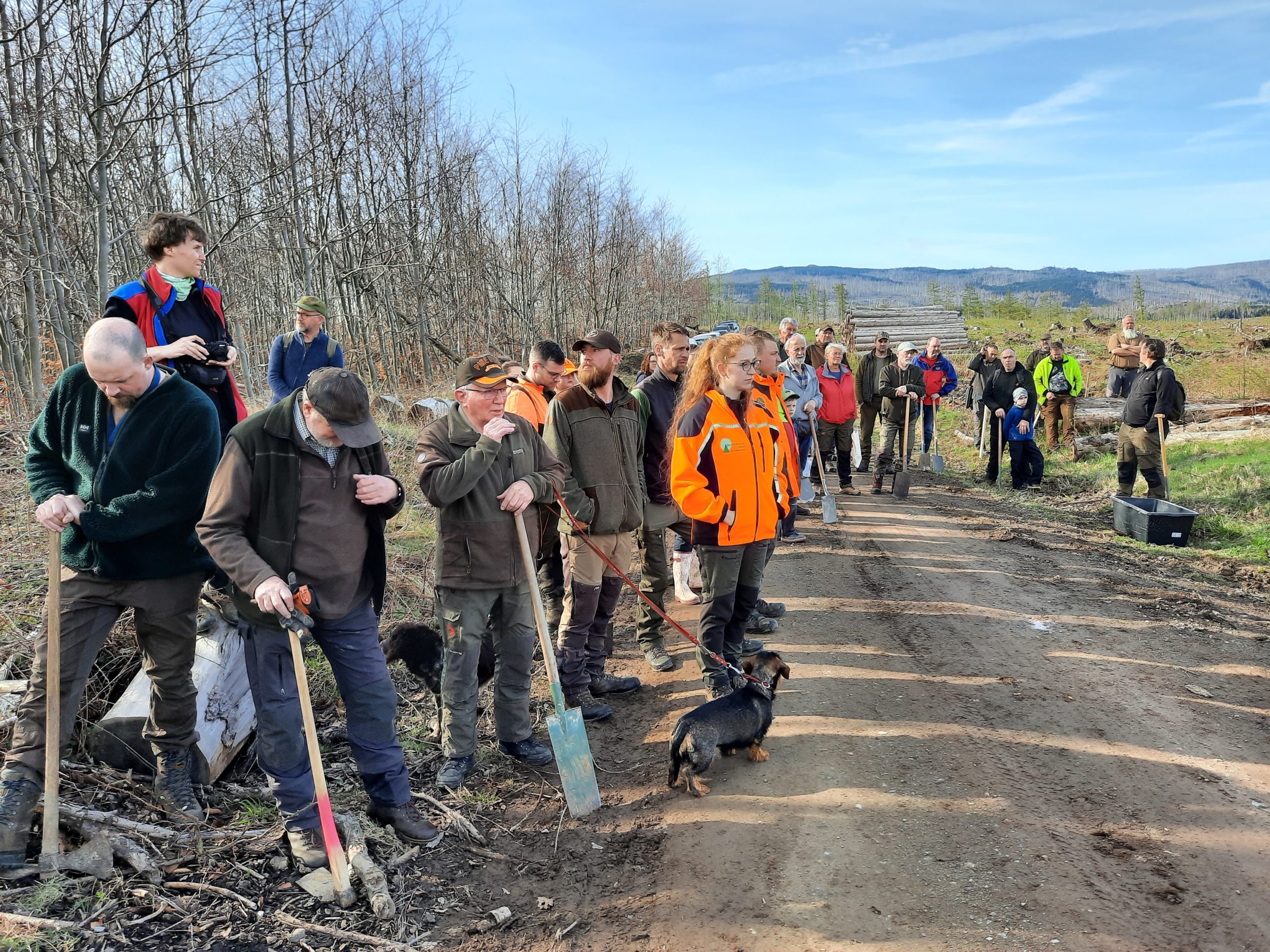 Gruppe bei Baumpflanzaktion im Freien