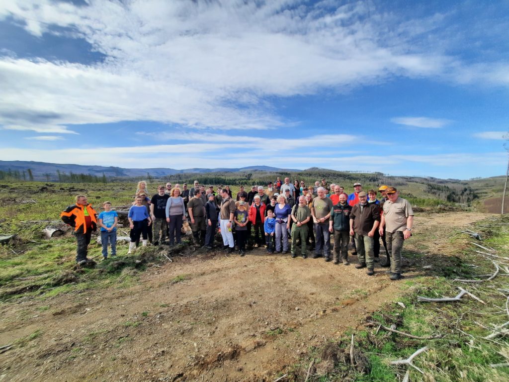 Gruppe Menschen in ländlicher Naturkulisse