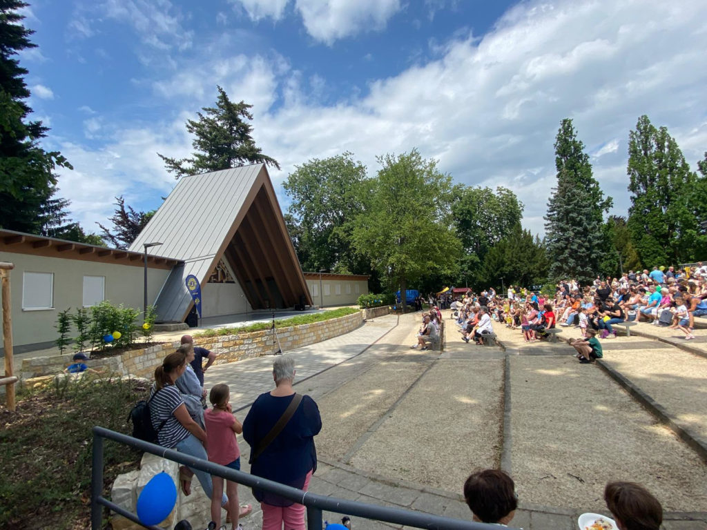Menschenmenge vor einem Unterhaltungsgebäude im Freien