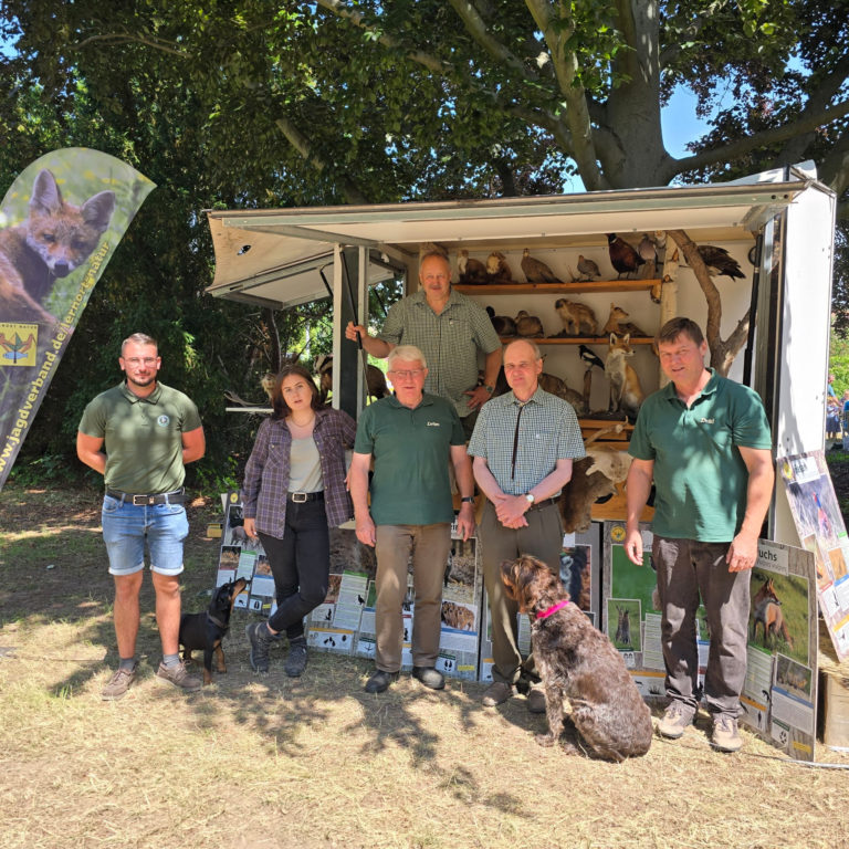 Gruppenfoto vor einem Informationsstand über Tiere.